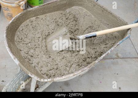 Todos Santos, Mexiko. Beton wird gemischt und bereit, in einer Schubkarre zu verwenden. Stockfoto