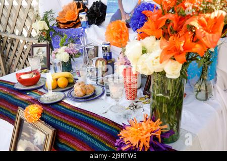 Cabo San Lucas, Mexiko. Blumen, Fotos und andere Opfergaben auf einem provisorischen Schrein oder Altar. Stockfoto