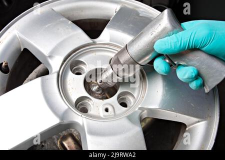 Mechaniker ändern Autorad in Auto-Werkstatt Stockfoto