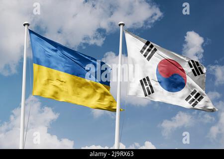 Ukraine und Südkorea zwei Flaggen auf Fahnenmasten und blau wolkiger Himmel Hintergrund Stockfoto