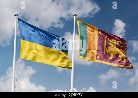 Ukraine und Sri Lanka zwei Flaggen auf Fahnenmasten und blau wolkiger Himmel Hintergrund Stockfoto