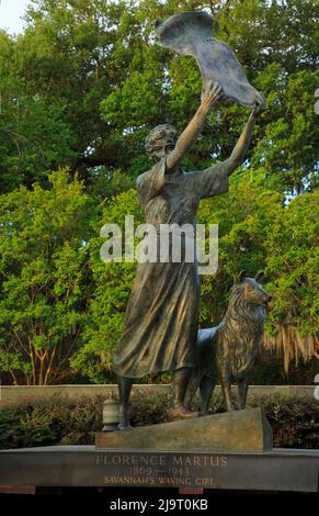 USA, Georgia, Savannah. Statue des winkenden Mädchens Statue begrüßt Schiffe im Hafen. Stockfoto