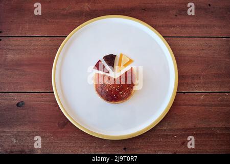 Zutaten eines Hamburgers oder Burgers auf einem Teller. Burger-Tortenkarte mit Brötchen, Käse, Cheddar, Fleisch und geräuchertem Fleisch. Stockfoto