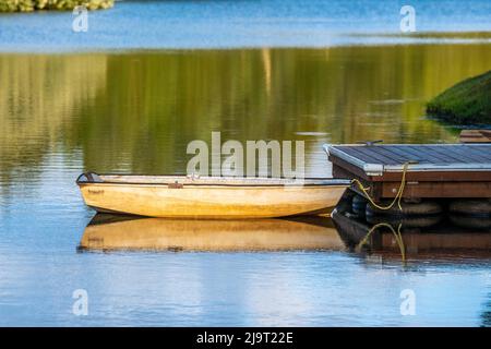 Portland, OR, USA - 7. Juni 2021: Ein Segelkajak-Boot entlang der Promenade des Sees Stockfoto