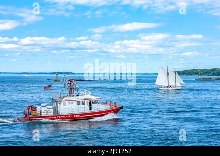 Casco Bay, Maine, USA. Feuerwehrboot in der Nähe von Fort Gorges, einem ehemaligen Militärfort der Vereinigten Staaten, das auf Hog Island Ledge am Eingang zum Hafen von Por gebaut wurde Stockfoto