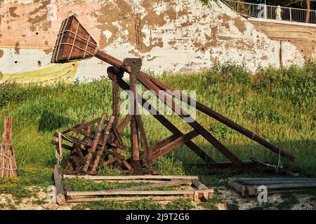 Urla, İzmir, Türkei - 2022. Mai: Altes phönizisches Holztrebuchet in Urla Liman Tepe Meeresarchäologie Ausgrabung und Forschungszentrum. Stockfoto