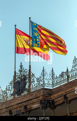 Valencia, Spanien - 05 06 2022: Spanische und valencianische Flaggen auf der Plaza de Toros de Valencia. Stockfoto