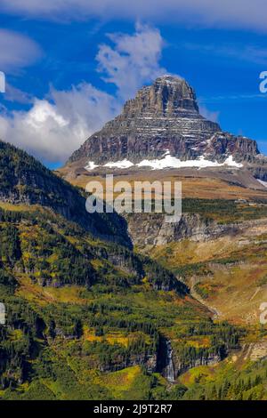 Clements Mountain und Reynolds Creek Falls im Herbst, Glacier National Park, Montana, USA Stockfoto