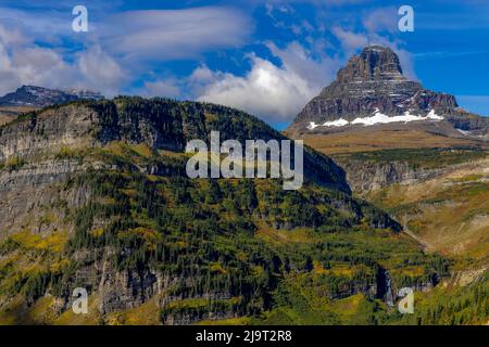 Clements Mountain und Reynolds Creek Falls im Herbst, Glacier National Park, Montana, USA Stockfoto