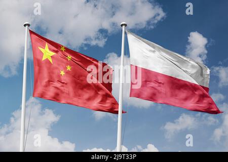 China und Polen zwei Flaggen auf Fahnenmasten und blau bewölktem Himmel Hintergrund Stockfoto
