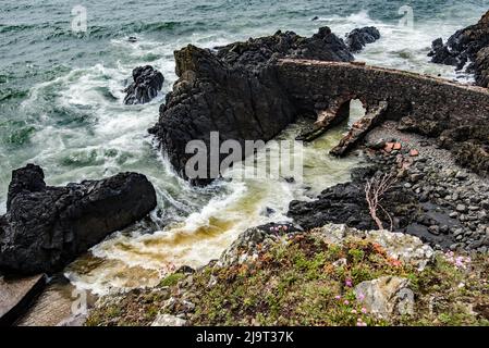 Portpatrick ist ein Dorf und eine Gemeinde an der Westküste der Rhin von Galloway Dumfries & Galloway. Der historische Torbogen widersteht dem Meer noch immer. Stockfoto