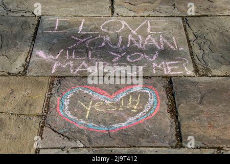 USA, New York City, Manhattan, Upper East Side. John Finley spazieren entlang des East River, Graffiti auf dem Bürgersteig, 'wirst du mich heiraten?' Vorschlag Stockfoto