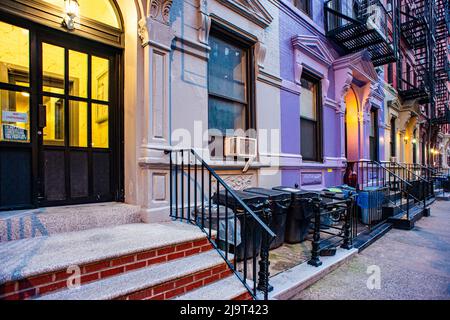USA, New York City, Upper East Side, Manhattan. Seitenstraße, in verschiedenen Farben Stockfoto