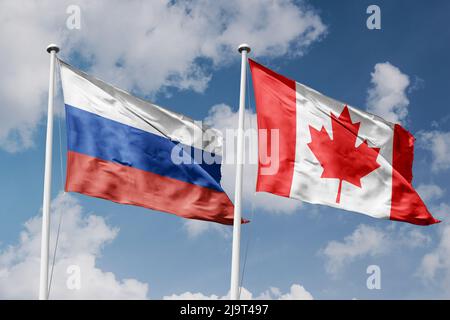 Russland und Kanada zwei Flaggen auf Fahnenmasten und blau bewölktem Himmel Hintergrund Stockfoto