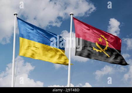 Ukraine und Angola zwei Flaggen auf Fahnenmasten und blau bewölkt Himmel Hintergrund Stockfoto