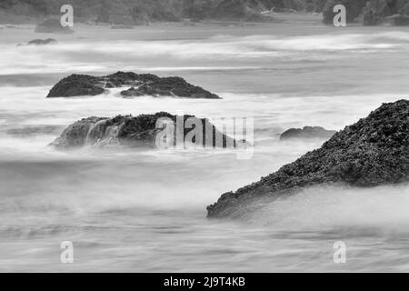 Wellen krachen auf Felsen, Bandon Beach, Oregon Stockfoto