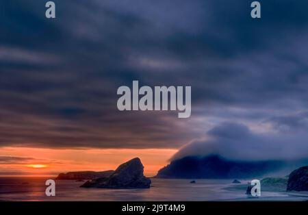 Sonnenuntergang am Samuel H. Boardman State Scenic Corridor, Oregon Stockfoto