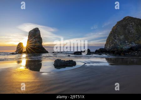 Haystack Rock Pinnacles bei Ebbe in Cannon Beach, Oregon, USA Stockfoto