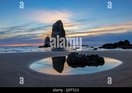 Haystack Rock Pinnacles bei Ebbe in Cannon Beach, Oregon, USA Stockfoto