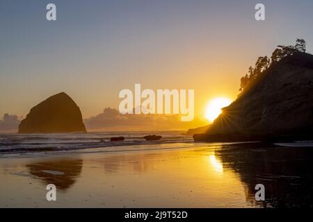 Haystack Rock bei Sonnenuntergang, Cape Kiwanda in Pacific City, Oregon, USA Stockfoto
