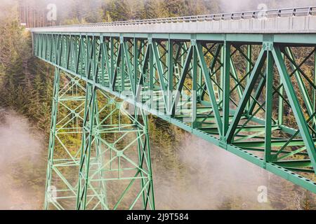 Thomas Creek Bridge, Oregon, USA. Die Thomas Creek Bridge an der Küste von Oregon. Stockfoto