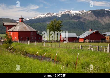 USA, Oregon, Joseph. Triple Creek Scheune und Bach. Stockfoto