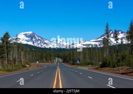 Bend, Oregon, USA. Cascade Lakes Scenic Byway, Three Sisters Mountains Stockfoto