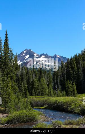 Bend, Oregon, USA. Cascade Lakes Scenic Byway, Three Sisters Mountains. Stockfoto