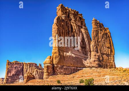 Courthouse Towers, Arches National Park, Moab, Utah, USA. Klassische Sandsteinmauern, Hoodoos und berühmtes Wahrzeichen im Arches National Park. Stockfoto