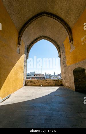 Valencia, Spanien - 05 06 2022: Quart Towers in Valencia, Spanien an einem sonnigen Frühlingstag. Stockfoto