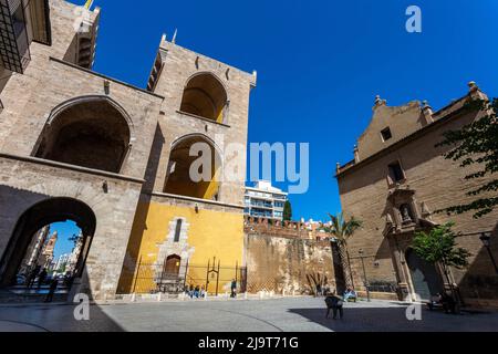 Valencia, Spanien - 05 06 2022: Quart Towers in Valencia, Spanien an einem sonnigen Frühlingstag. Stockfoto