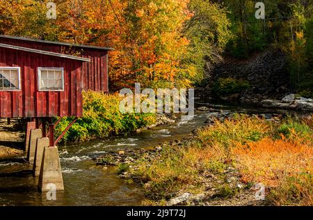 USA, Vermont, Stowe, rote Mühle am Little River, die südlich von Stowe zum Winooski River fließt, Herbstlaub Stockfoto