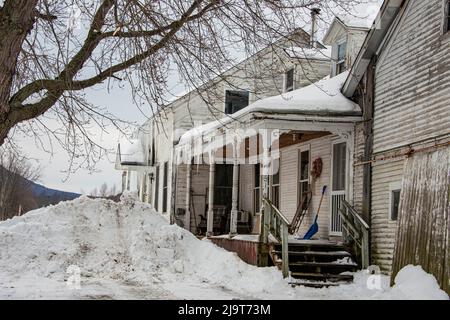 USA, Vermont, Cambridge, Valley Dream Farm House mit Veranda an der Ecke der Irish Settlement Road und Lower Pleasant Valley Road Stockfoto