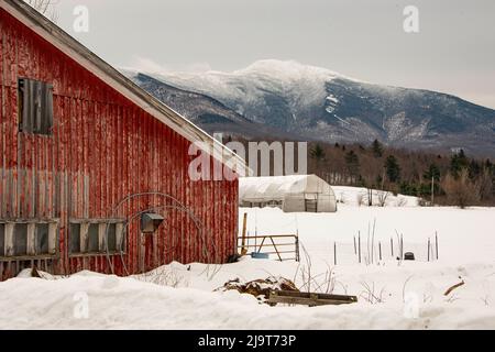 USA, Vermont, Cambridge, Valley Dream Farm Barn an der Ecke Irish Settlement Road und Lower Pleasant Valley Road, Mt. Mansfield Westseite Stockfoto