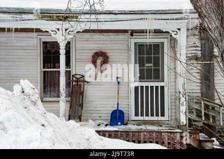 USA, Vermont, Cambridge, Valley Dream Farm House mit Veranda an der Ecke der Irish Settlement Road und Lower Pleasant Valley Road Stockfoto