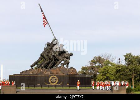 Usa, Virginia, Arlington. Iwo Jima Memorial, Sunset Parade, die aus einer Aufführung des 'The Commandant's Own' Drum and Bugle Corps, dem U.S. Ma, besteht Stockfoto