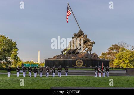 Usa, Virginia, Arlington. Iwo Jima Memorial, Sunset Parade, die aus einer Aufführung des 'The Commandant's Own' Drum and Bugle Corps, dem U.S. Ma, besteht Stockfoto