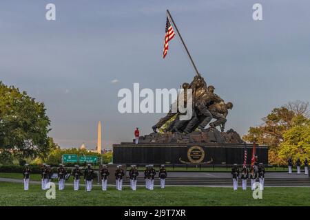 Usa, Virginia, Arlington. Iwo Jima Memorial, Sunset Parade, die aus einer Aufführung des 'The Commandant's Own' Drum and Bugle Corps, dem U.S. Ma, besteht Stockfoto