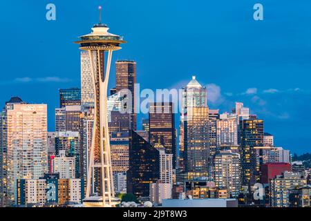 Seattle, Staat Washington, USA. Downtown Seattle bei Sonnenuntergang an einem Sommertag. Stockfoto