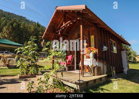 Leavenworth, Staat Washington, USA. Dieses 'Tiny House' ist ein liebster 8' x 15' Schrank, der seit mehreren Jahren für ein Wochenendhaus genutzt wird und jetzt ein winziges G ist Stockfoto