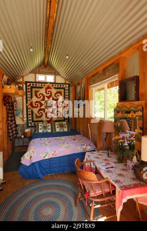 Leavenworth, Staat Washington, USA. Dieses 'Tiny House' ist ein liebster 8' x 15' Schrank, der seit mehreren Jahren für ein Wochenendhaus genutzt wird und jetzt ein winziges G ist Stockfoto