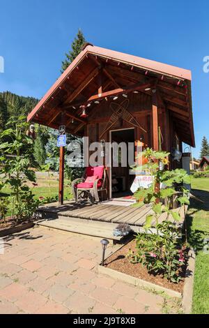 Leavenworth, Staat Washington, USA. Dieses 'Tiny House' ist ein liebster 8' x 15' Schrank, der seit mehreren Jahren für ein Wochenendhaus genutzt wird und jetzt ein winziges G ist Stockfoto