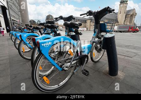 Luxemburg-Stadt, Mai 2022. Einige Fahrräder können auf einem Bürgersteig im Stadtzentrum gemietet werden Stockfoto