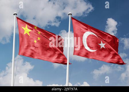 China und die Türkei zwei Flaggen auf Fahnenmasten und blau bewölktem Himmel Hintergrund Stockfoto