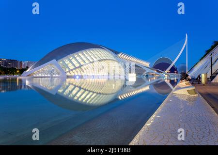 Valencia, Spanien - 05 05 2022: Abendfoto des hemisferischen Gebäudes in der Stadt der Künste und Wissenschaften in Valencia, Spanien. Stockfoto