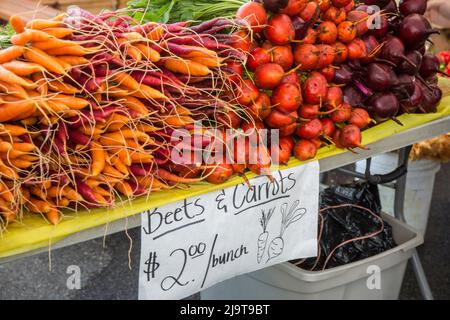 Issaquah, Staat Washington, USA. Stapel von Bio-Rüben und Regenbogenkarotten zum Verkauf auf einem Bauernmarkt Stockfoto