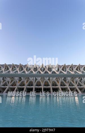 Valencia, Spanien - 05 07 2022: Das Wissenschaftsmuseum der Stadt der Künste und Wissenschaften in Valencia, Spanien an einem ruhigen Abend. Stockfoto