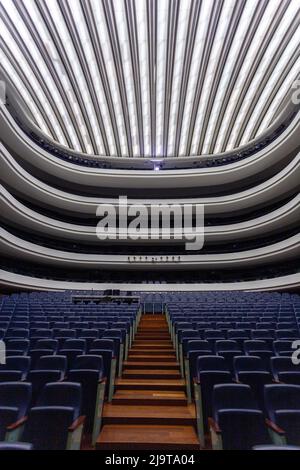 Valencia, Spanien - 05 07 2022: Konzertsaal im Palast der Künste (Palau de les Arts Reina Sofia) der Stadt der Künste und Wissenschaften in Valencia. Stockfoto