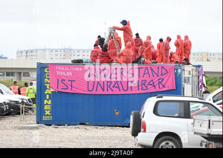 Wien, Österreich. 25. Mai 2022 Besetzung der städtischen Baustelle Hausfeldstraße U2. Aktivisten kamen heute Morgen wieder auf die Baustelle und besetzten mehrere Container und Baufahrzeuge. Es gab 95 vorläufige Verhaftungen. Banner mit der Aufschrift „Resistance is not clear“. Kredit: Franz Perc/Alamy Live News Stockfoto