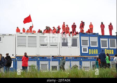 Wien, Österreich. 25. Mai 2022. Besetzung der städtischen Straßenbaustelle am Bahnhof Hausfeldstraße U2. Aktivisten kamen heute Morgen wieder auf die Baustelle und besetzen mehrere Baucontainer und Baufahrzeuge. Es gab 95 vorläufige Festnahmen. Quelle: Franz Perc/Alamy Live News Stockfoto